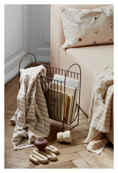 Broste Copenhagen Maggie Magasinholder - Aubergine 2 Broste Copenhagen Maggie Magasinholder - Aubergine - Bilde 2