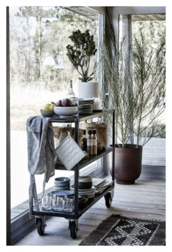 House Doctor - Reol M. 4 Hjul - Svart -UNOLIVING Butikk house doctor reol m 4 hjul sort reol HO02174 2 621d