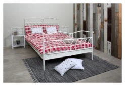 Signe Sengebord M, Glass - Hvit Metall -UNOLIVING Butikk signe sengebord m glas hvid metal sengeborde AC02982 2 3c5b