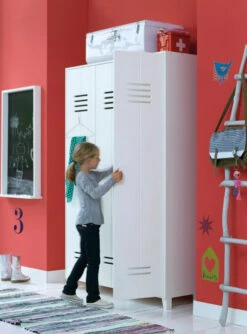 VTwonen Locker Garderobeskap M/3 Låger - Hvit 4 VTwonen Locker Garderobeskap M/3 Låger - Hvit -UNOLIVING Butikk vtwonen locker garderobeskab m3 laager hvid garderobeskabe EE00407 2 cafe