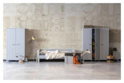 WOOOD Dennis Garderobeskap 202x111x55 - Concrete Grå -UNOLIVING Butikk woood dennis garderobeskab 202x111x55 concrete graa EE03646 3 e495